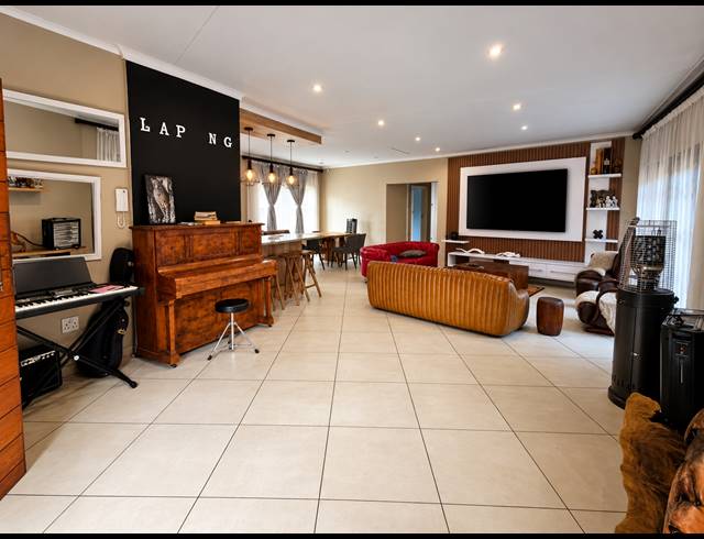 4 BEDROOM HOUSE TO LET IN THREE RIVERS EAST